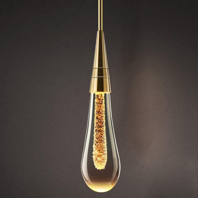 Pendellampa i glas — armatur i guldfärgad metall, integrerad LED