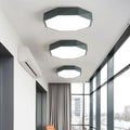 Abstrakt skandinavisk LED-plafond — varmvitt ljus