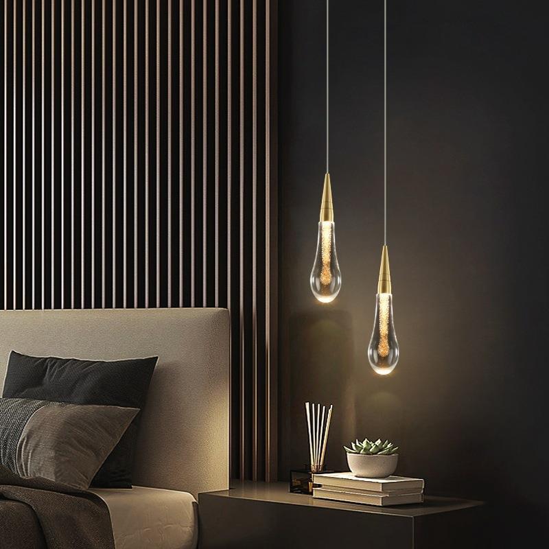 Pendellampa i glas — armatur i guldfärgad metall, integrerad LED