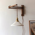 Lampă reglabilă din lemn — abajur rustic din ceramică, buton de pornire
