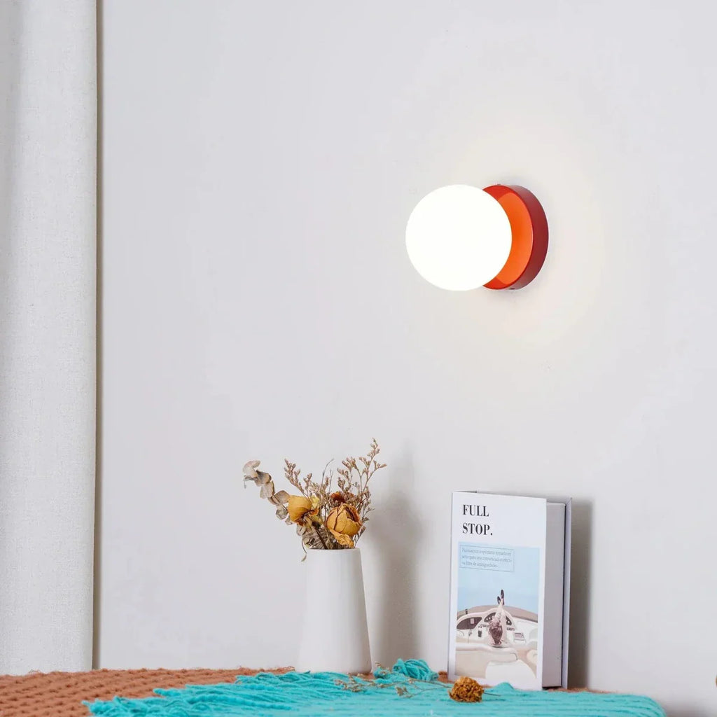 Nordische LED-Wandleuchte - Glaskugel, schlanke Metallbasis