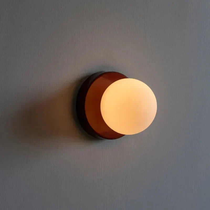 Nordische LED-Wandleuchte - Glaskugel, schlanke Metallbasis