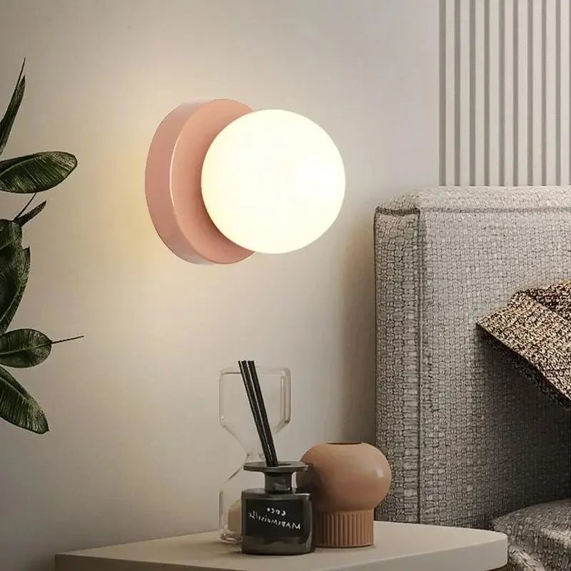 Nordische LED-Wandleuchte - Glaskugel, schlanke Metallbasis