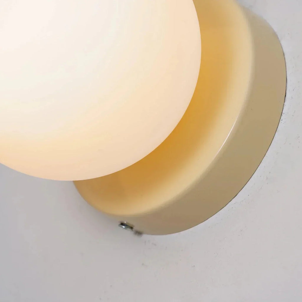Nordische LED-Wandleuchte - Glaskugel, schlanke Metallbasis