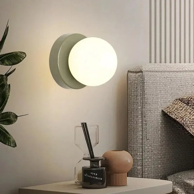 Nordische LED-Wandleuchte - Glaskugel, schlanke Metallbasis