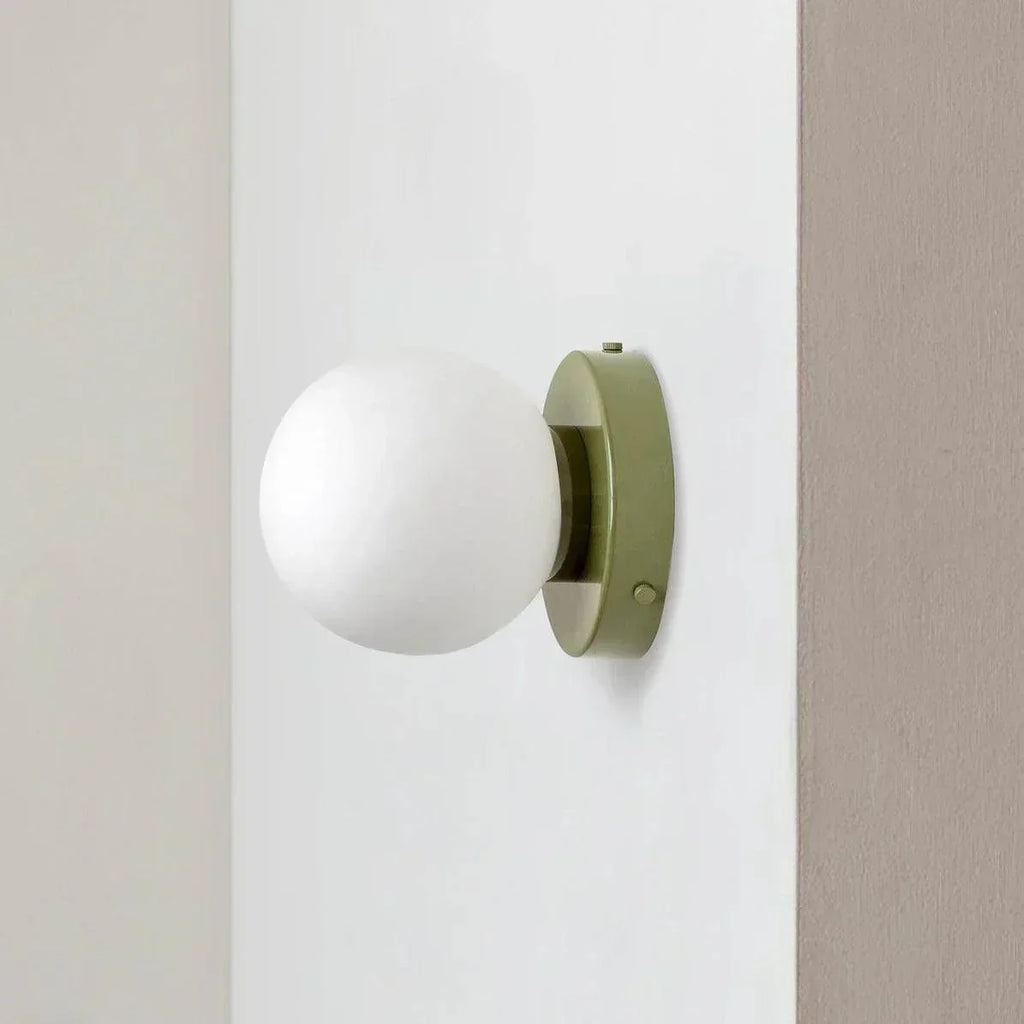 Nordische LED-Wandleuchte - Glaskugel, schlanke Metallbasis