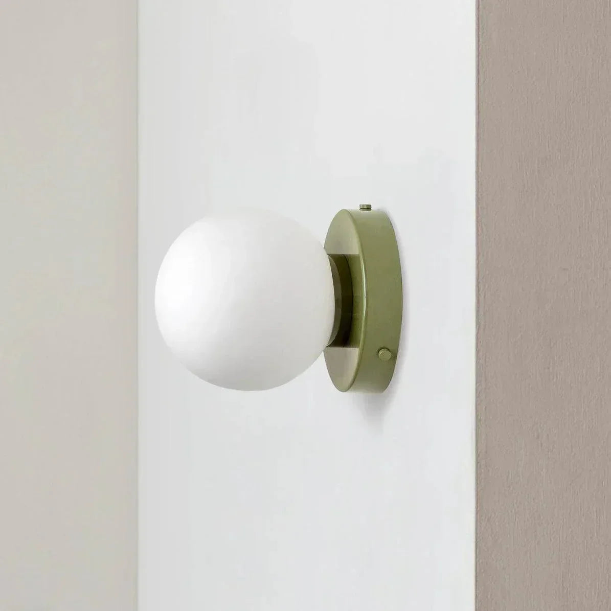 Nordische LED-Wandleuchte - Glaskugel, schlanke Metallbasis