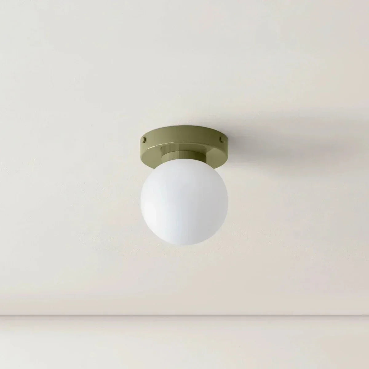 Nordische LED-Wandleuchte - Glaskugel, schlanke Metallbasis