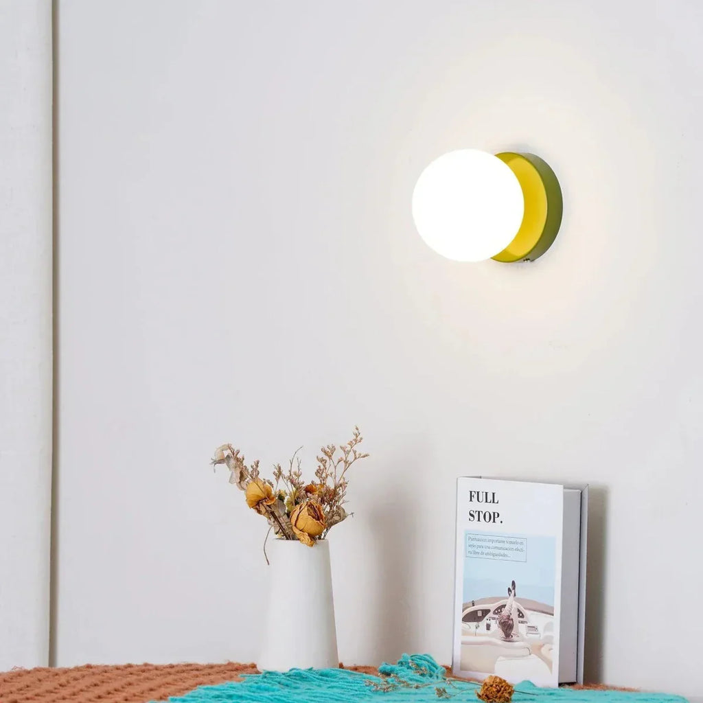 Nordische LED-Wandleuchte - Glaskugel, schlanke Metallbasis