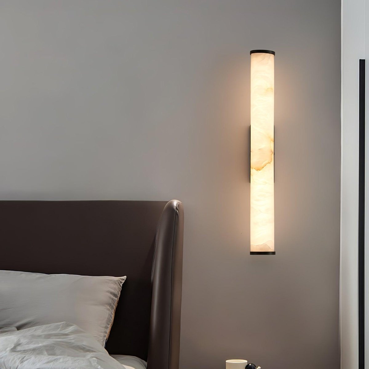 Moderne Wandleuchte mit Alabasterrohr – ein LED-Leuchtmittel