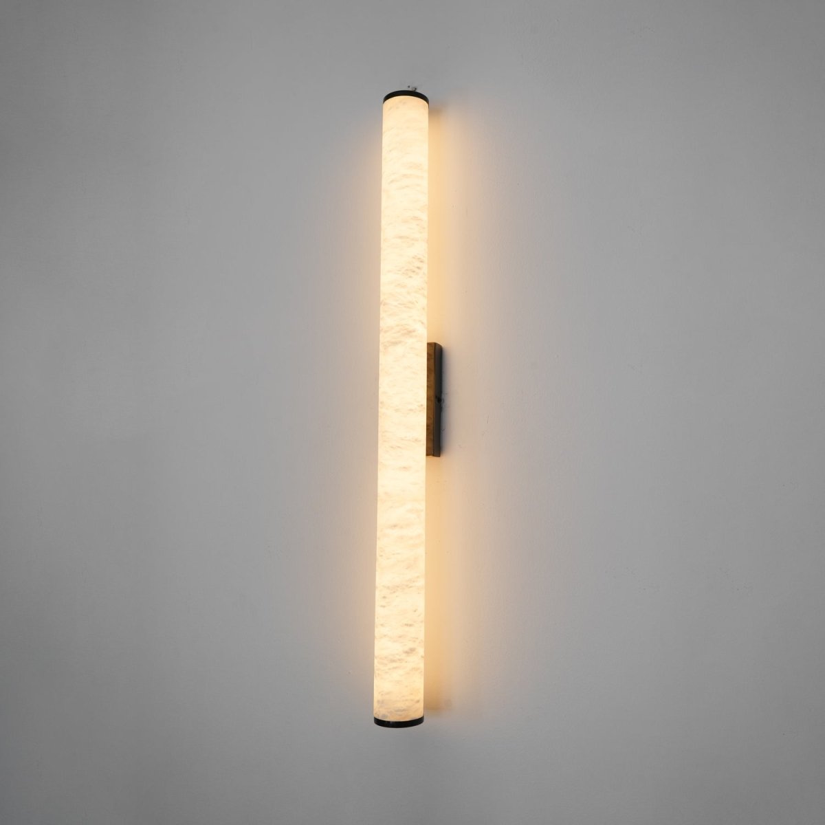 Moderne Wandleuchte mit Alabasterrohr – ein LED-Leuchtmittel