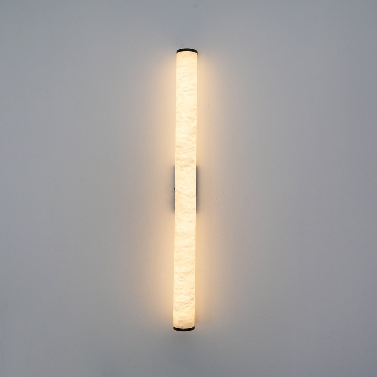Moderne Wandleuchte mit Alabasterrohr – ein LED-Leuchtmittel
