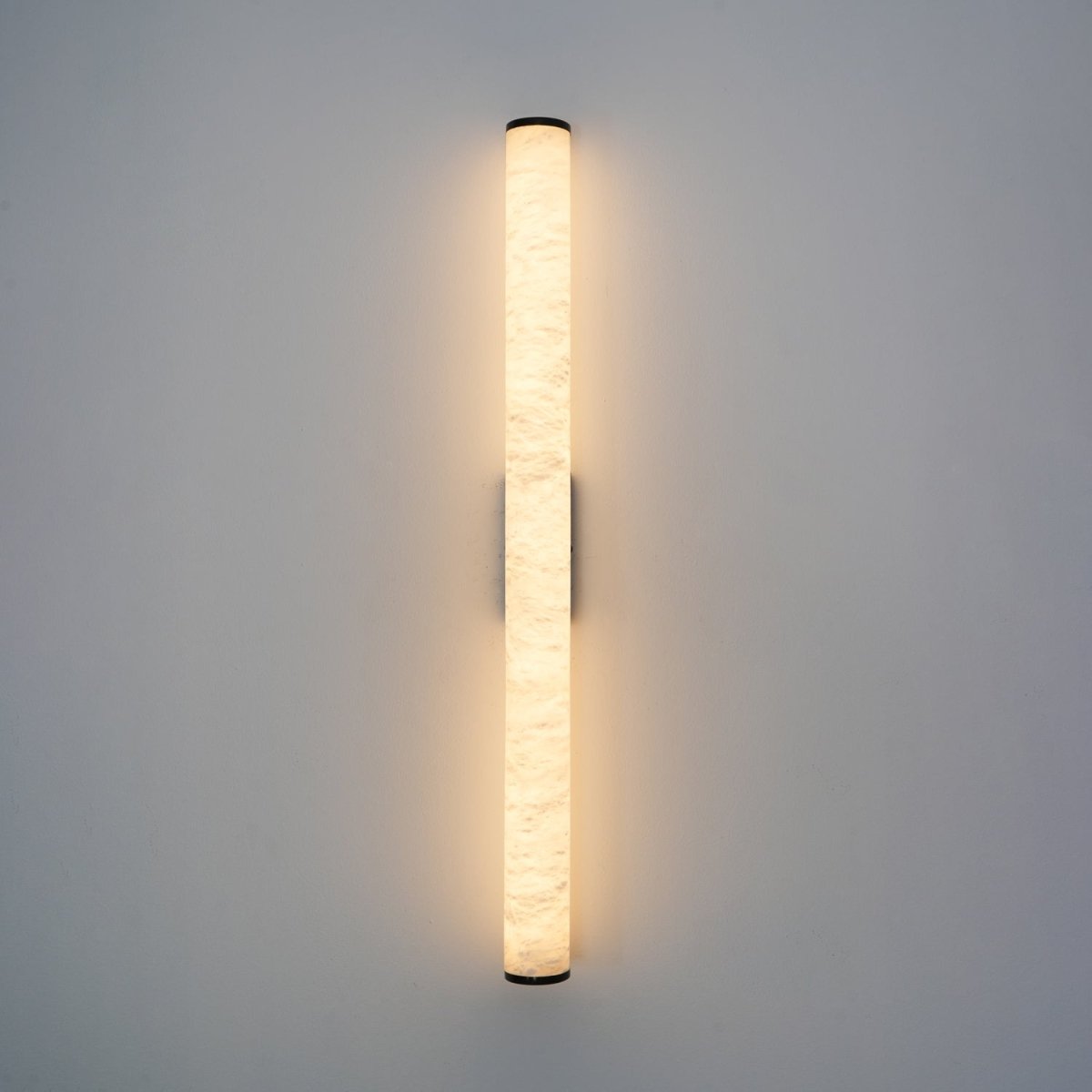 Moderne Wandleuchte mit Alabasterrohr – ein LED-Leuchtmittel