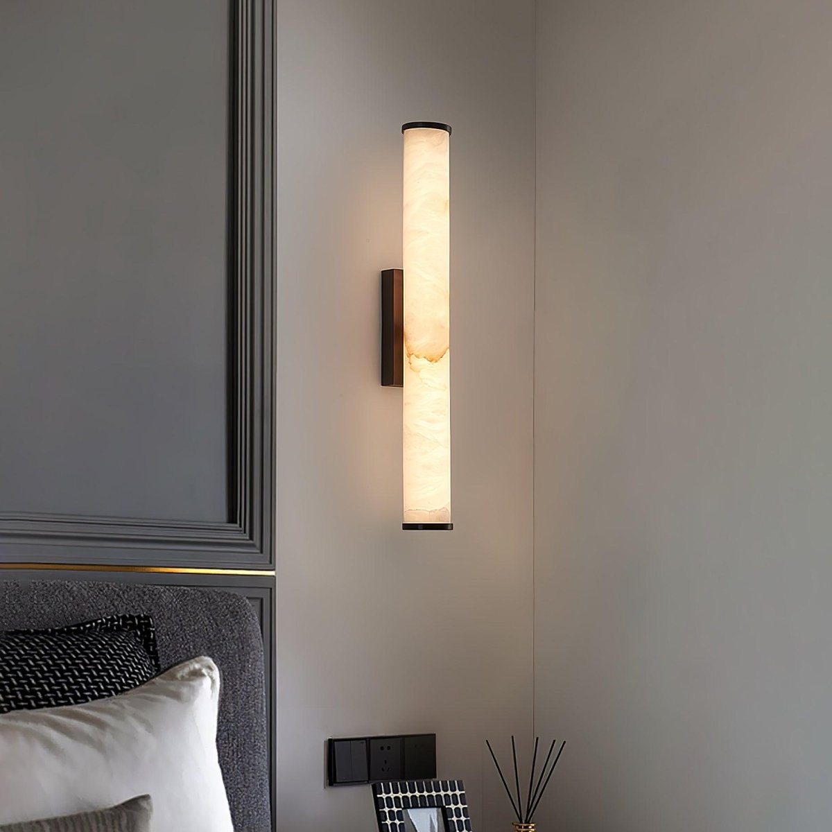 Moderne Wandleuchte mit Alabasterrohr – ein LED-Leuchtmittel