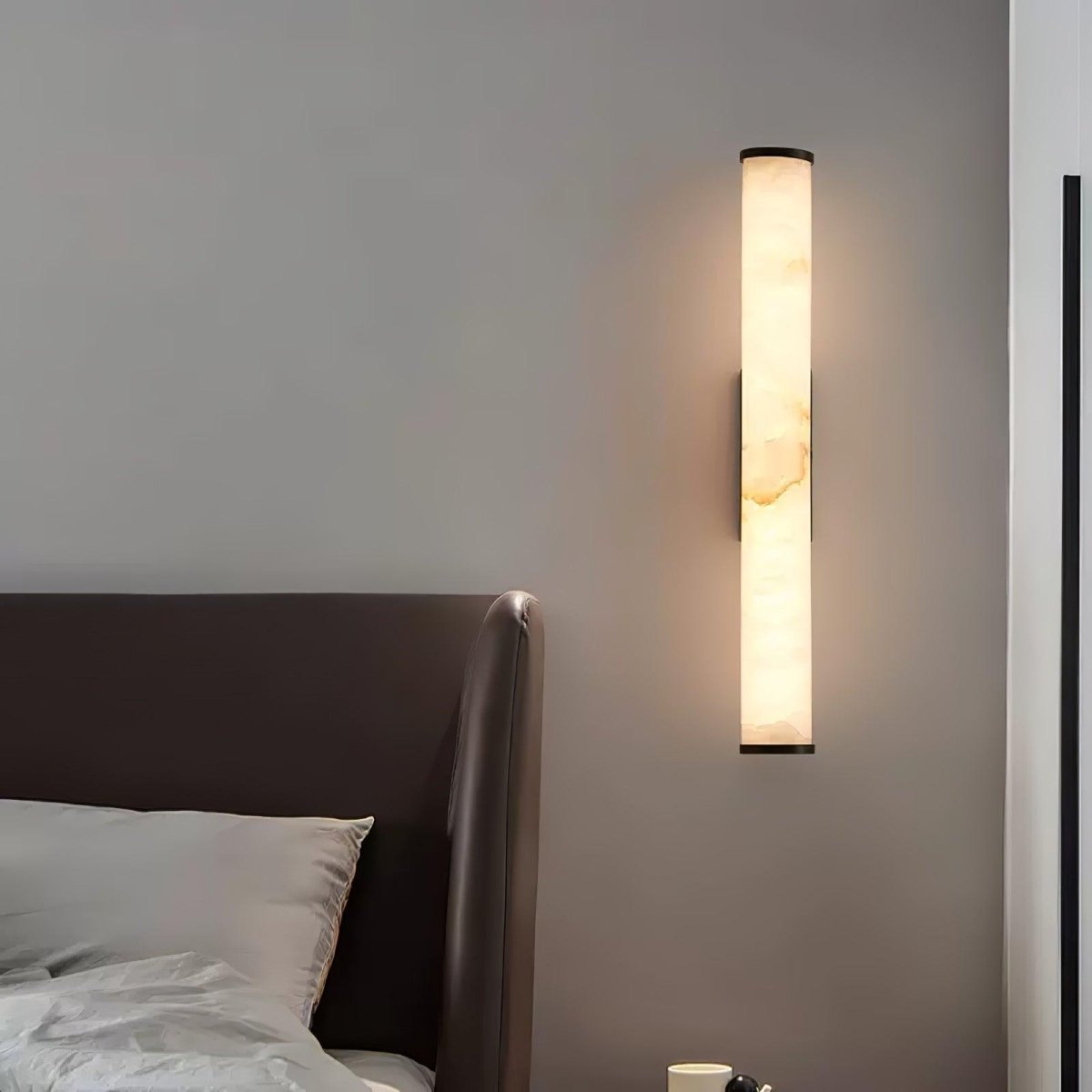 Moderne Wandleuchte mit Alabasterrohr – ein LED-Leuchtmittel