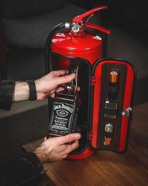 Minibar w kształcie gaśnicy — zamykany na podwójny zamek schowek na napoje