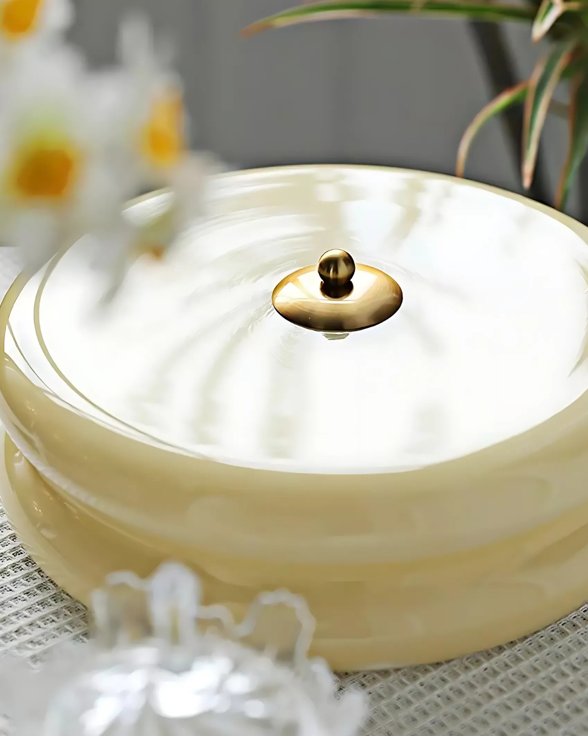 Lámpara de techo Art Déco — Beige, detalle cromado, luz cálida