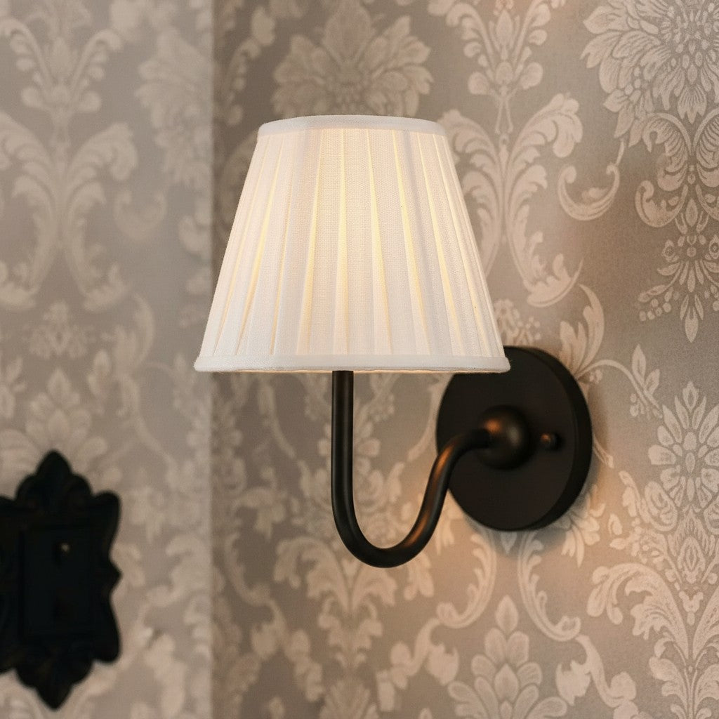 Wandlamp met geplooide lampenkap – rustieke lamp van metaal & linnen