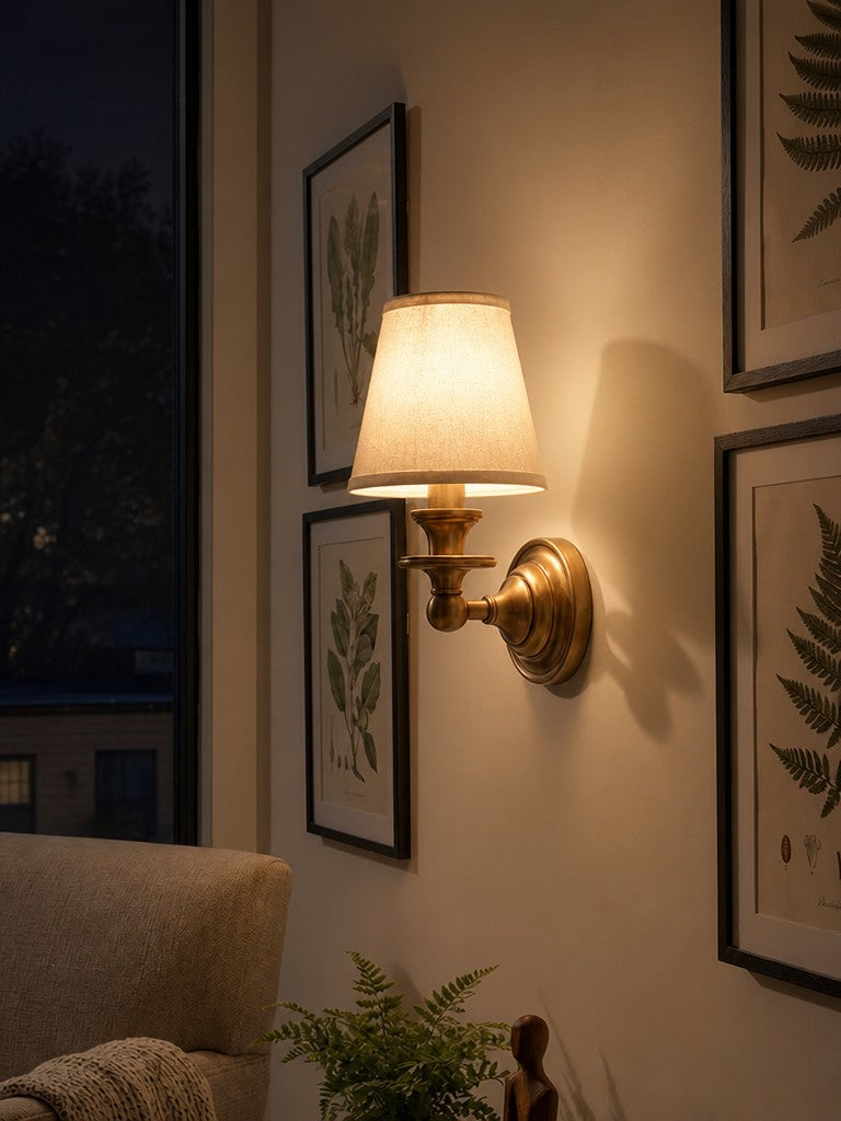 Vägglampa i smidesjärn — tygskärm, svanhalsarm