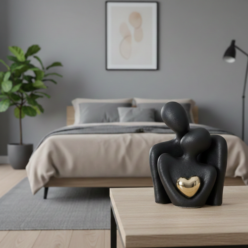 Abstrakt figur af elskende: Minimalistisk skulptur af et par, detalje med gyldent hjerte