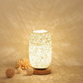 Lampe de table japandi — rotin naturel et finition bois