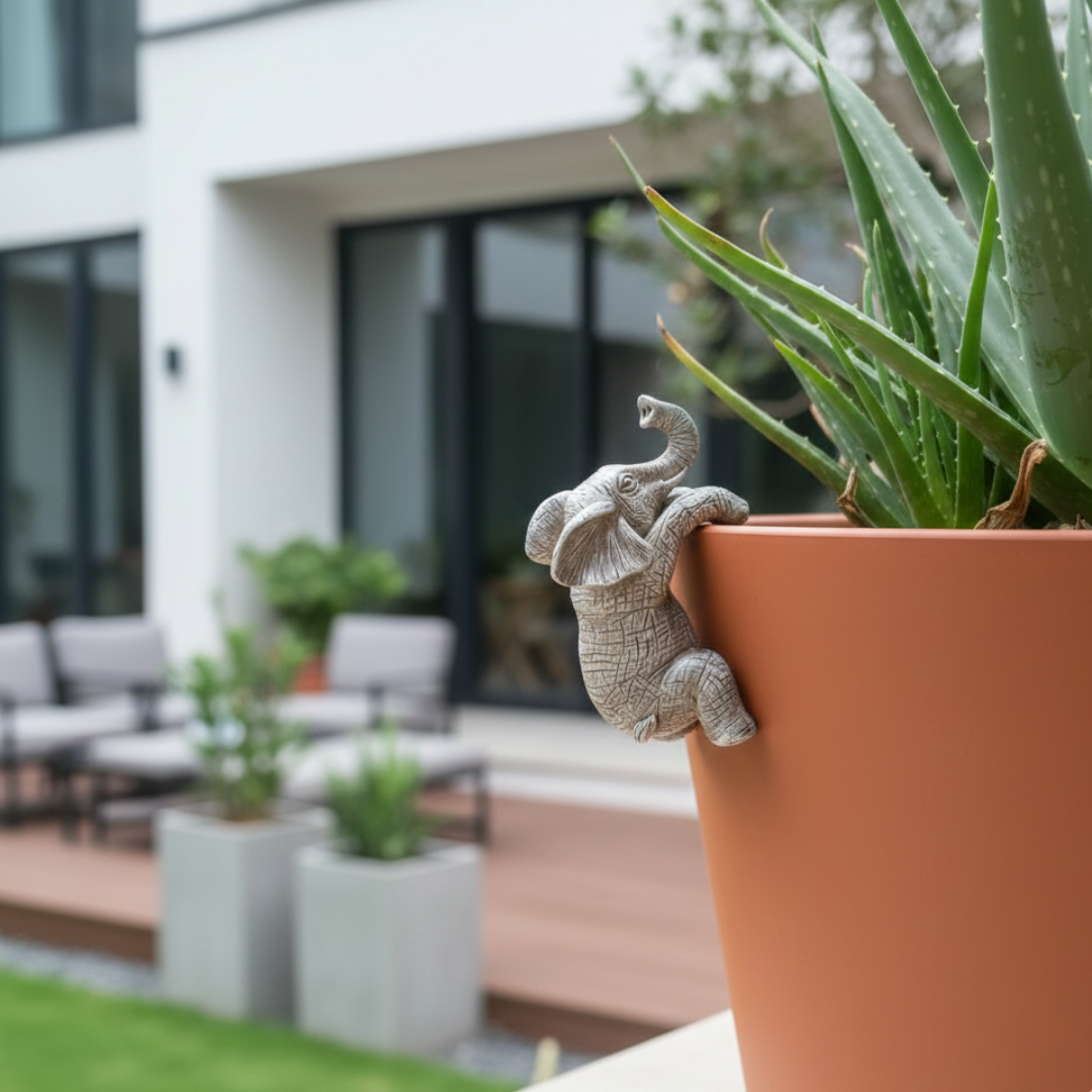 Verspielte Skulptur eines Elefanten in Kletterpose — Zur Wandmontage oder freistehenden Aufstellung