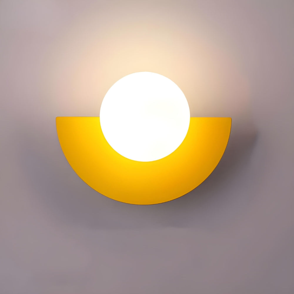 Scandinavische wandlamp — kleurrijke kap, zacht licht