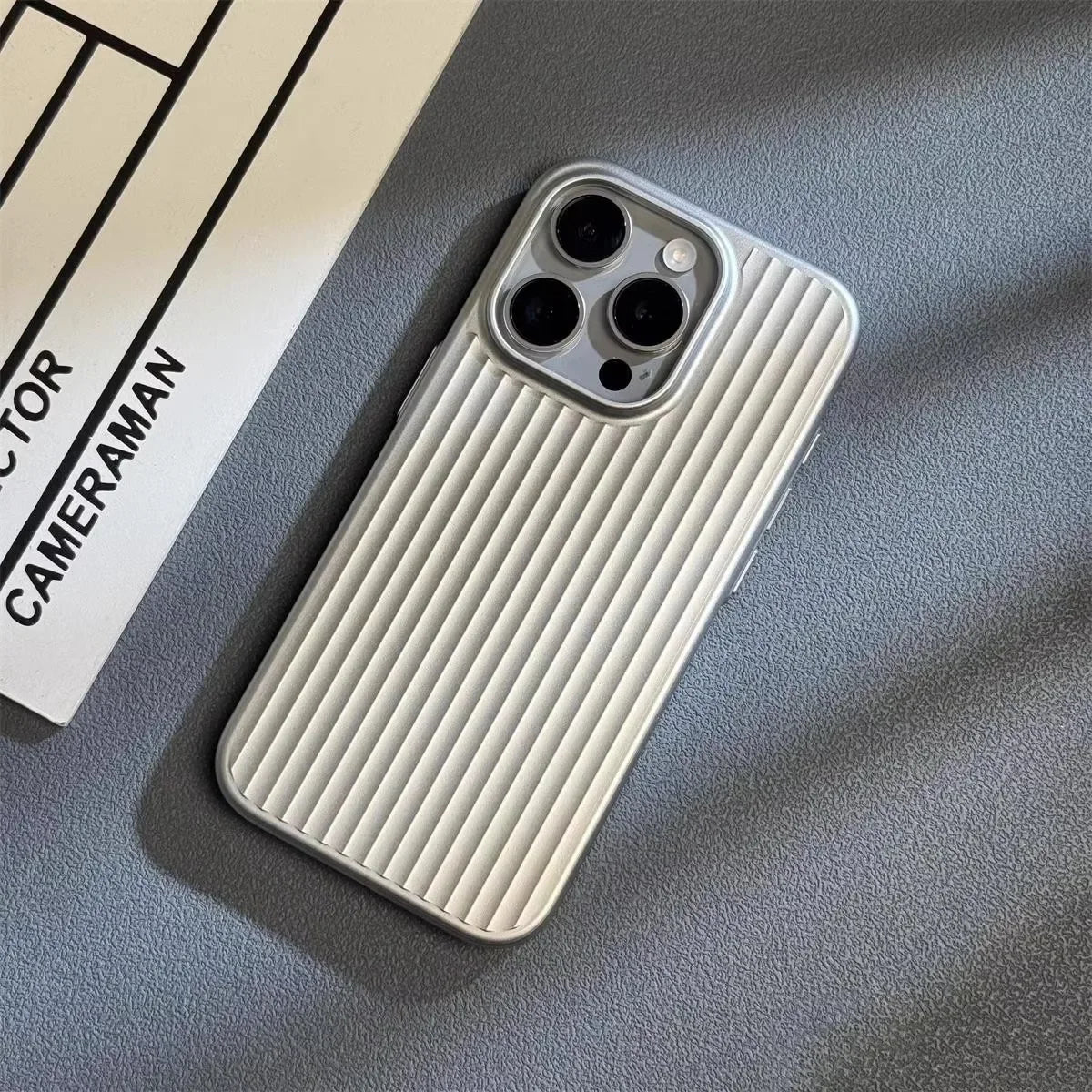 Ultradünne, stoßfeste iPhone-13–16-Pro-Max-Hülle mit Titanoptik