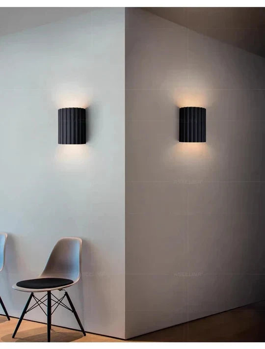 Räfflad skulptural vägglampa i resin, LED 7 W