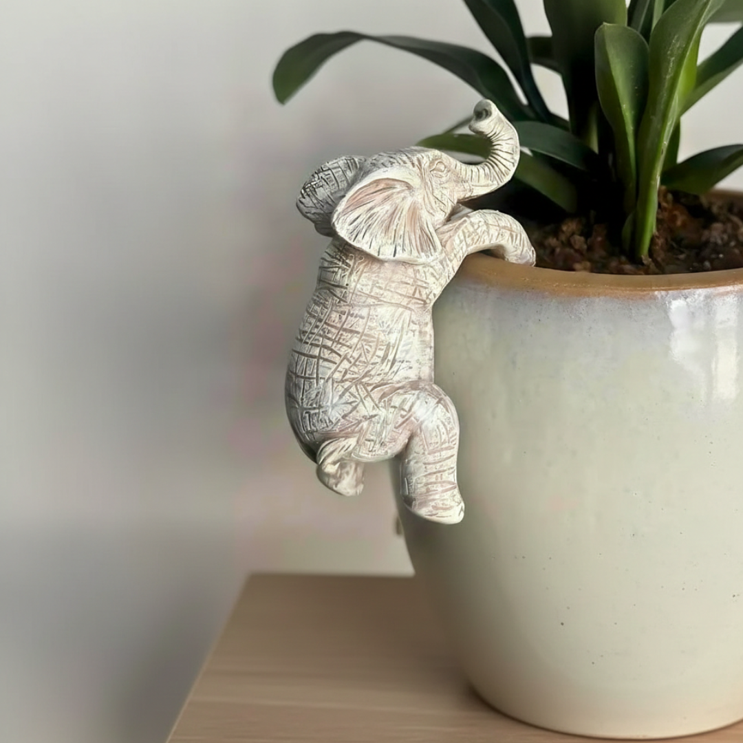 Verspielte Skulptur eines Elefanten in Kletterpose — Zur Wandmontage oder freistehenden Aufstellung