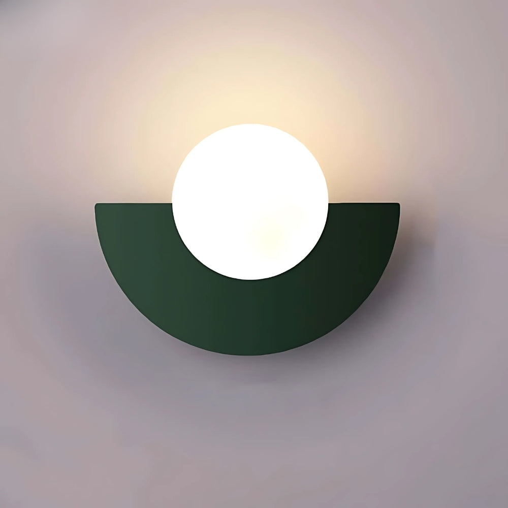 Scandinavische wandlamp — kleurrijke kap, zacht licht