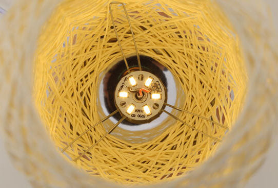 Lampe de table japandi — rotin naturel et finition bois