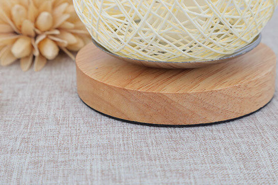 Lampe de table japandi — rotin naturel et finition bois