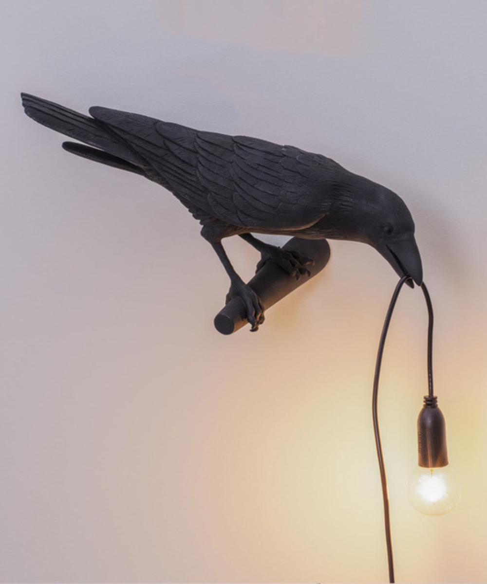 Stolní lampa Raven — pryskyřicová soška s žárovkou v zobáku, černá a bílá