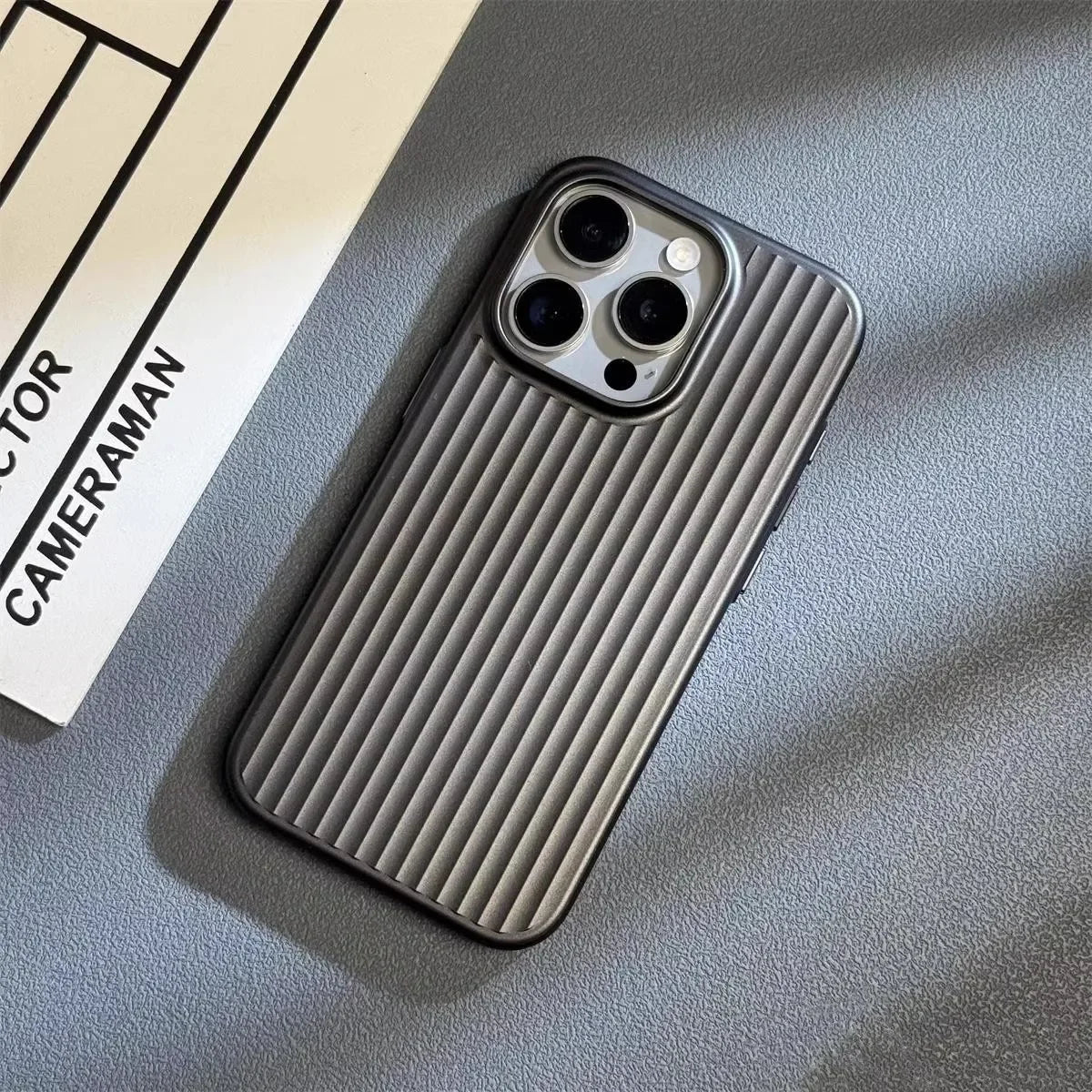 Ultradünne, stoßfeste iPhone-13–16-Pro-Max-Hülle mit Titanoptik