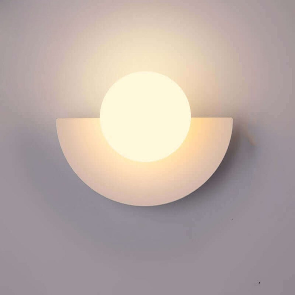 Scandinavische wandlamp — kleurrijke kap, zacht licht