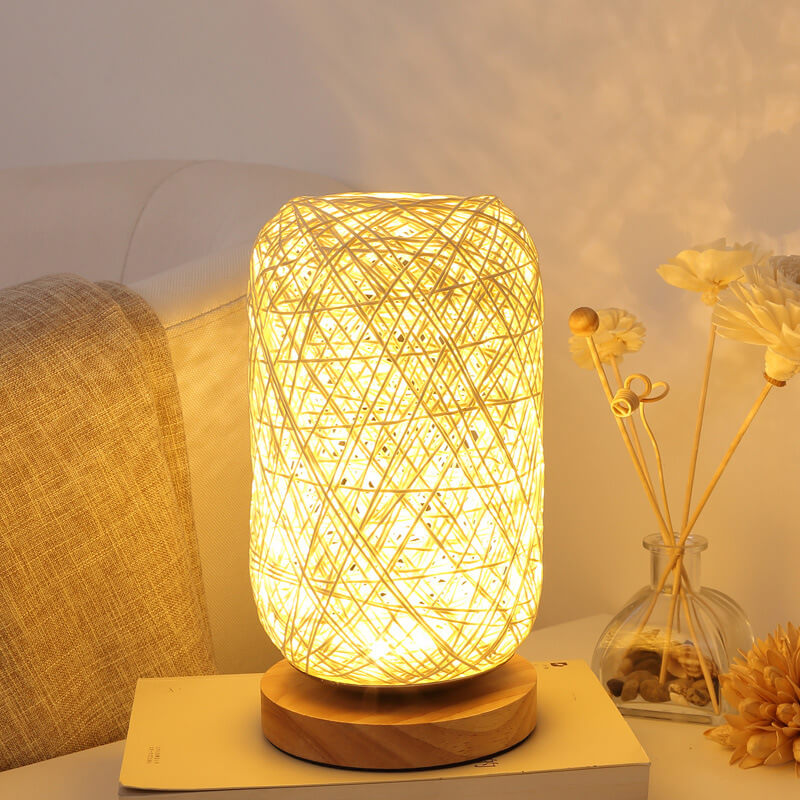 Lampe de table japandi — rotin naturel et finition bois