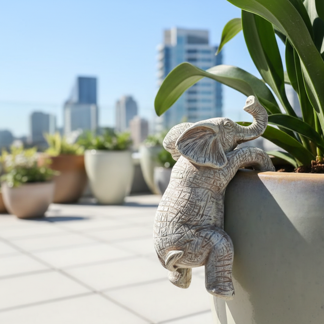 Verspielte Skulptur eines Elefanten in Kletterpose — Zur Wandmontage oder freistehenden Aufstellung