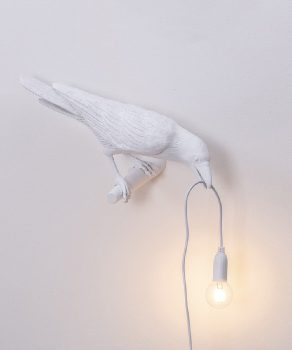Stolní lampa Raven — pryskyřicová soška s žárovkou v zobáku, černá a bílá