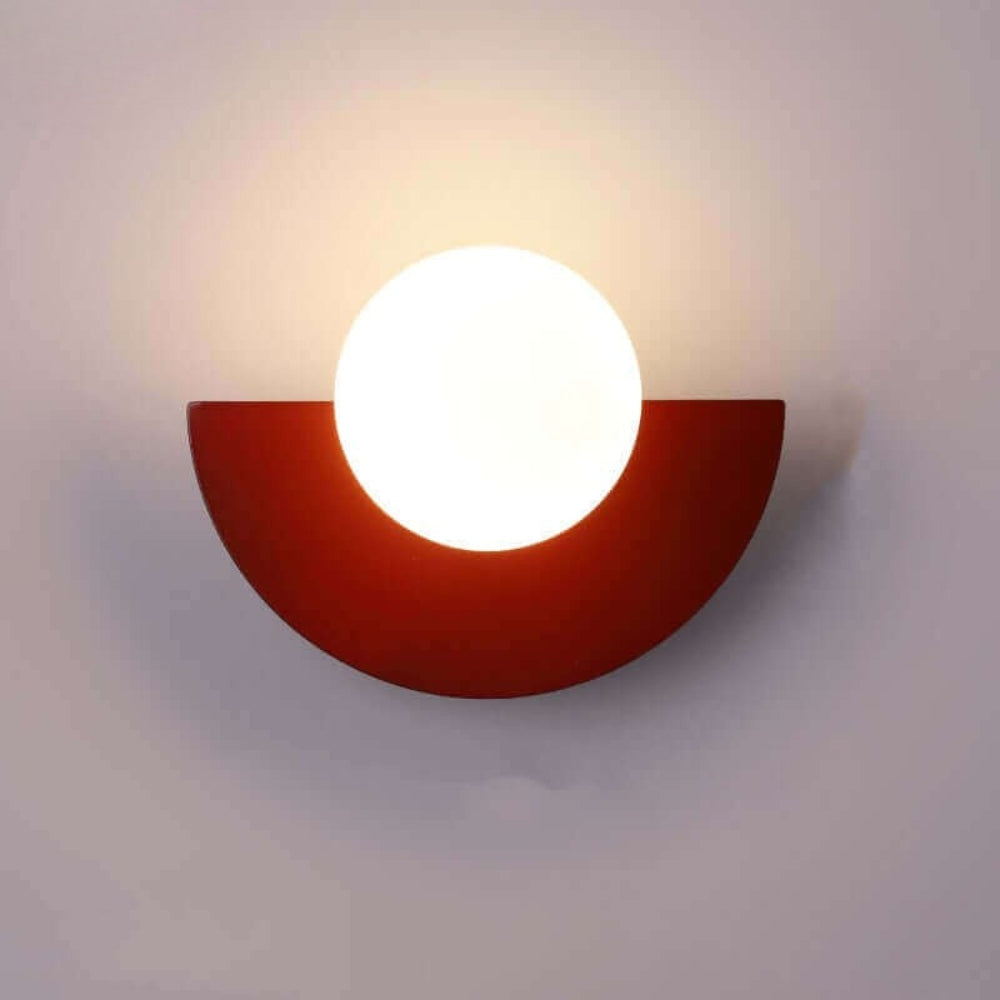 Scandinavische wandlamp — kleurrijke kap, zacht licht