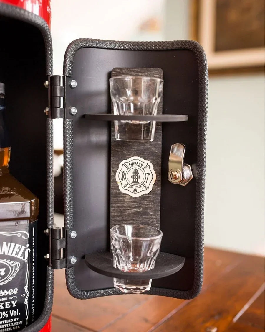 Minibar w kształcie gaśnicy — zamykany na podwójny zamek schowek na napoje
