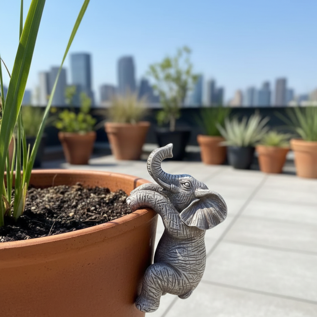 Verspielte Skulptur eines Elefanten in Kletterpose — Zur Wandmontage oder freistehenden Aufstellung