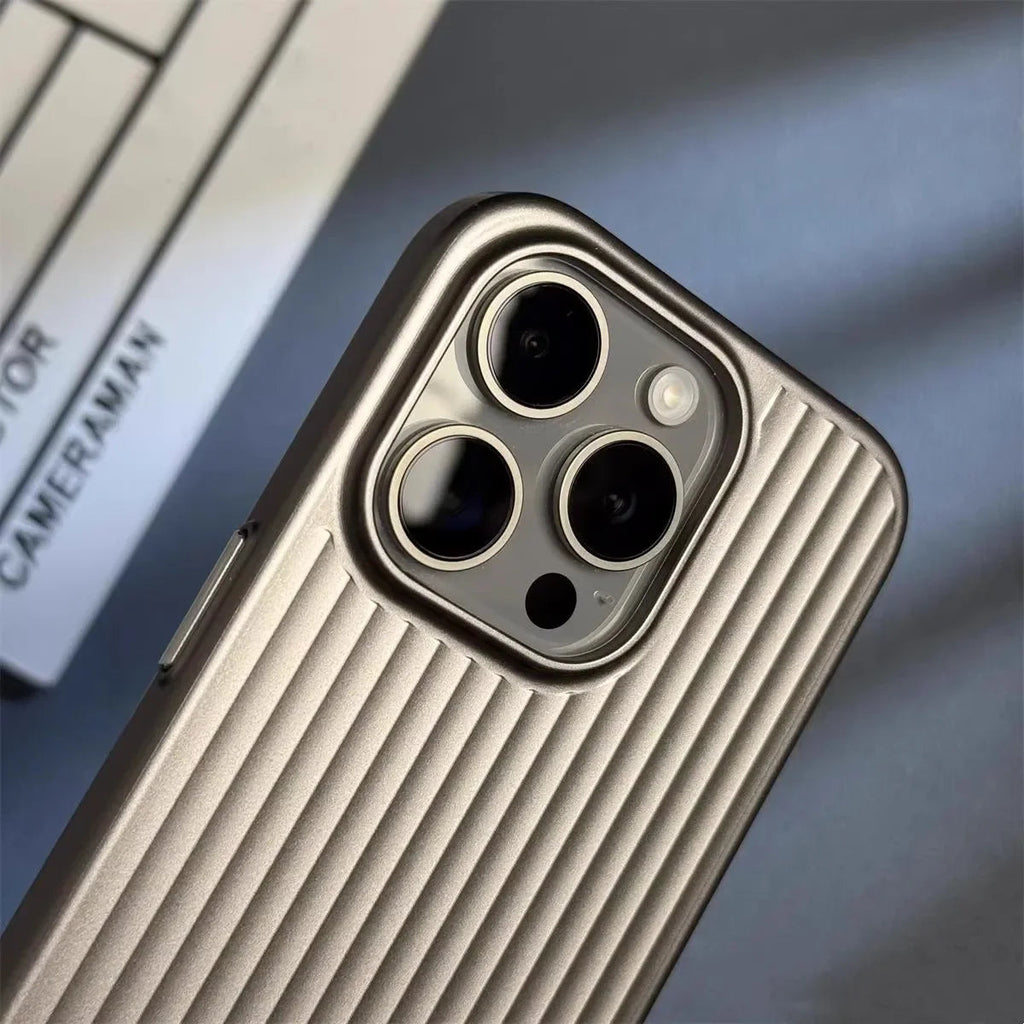 Ultradünne, stoßfeste iPhone-13–16-Pro-Max-Hülle mit Titanoptik
