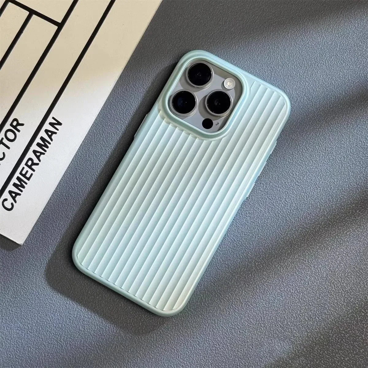 Ultradünne, stoßfeste iPhone-13–16-Pro-Max-Hülle mit Titanoptik
