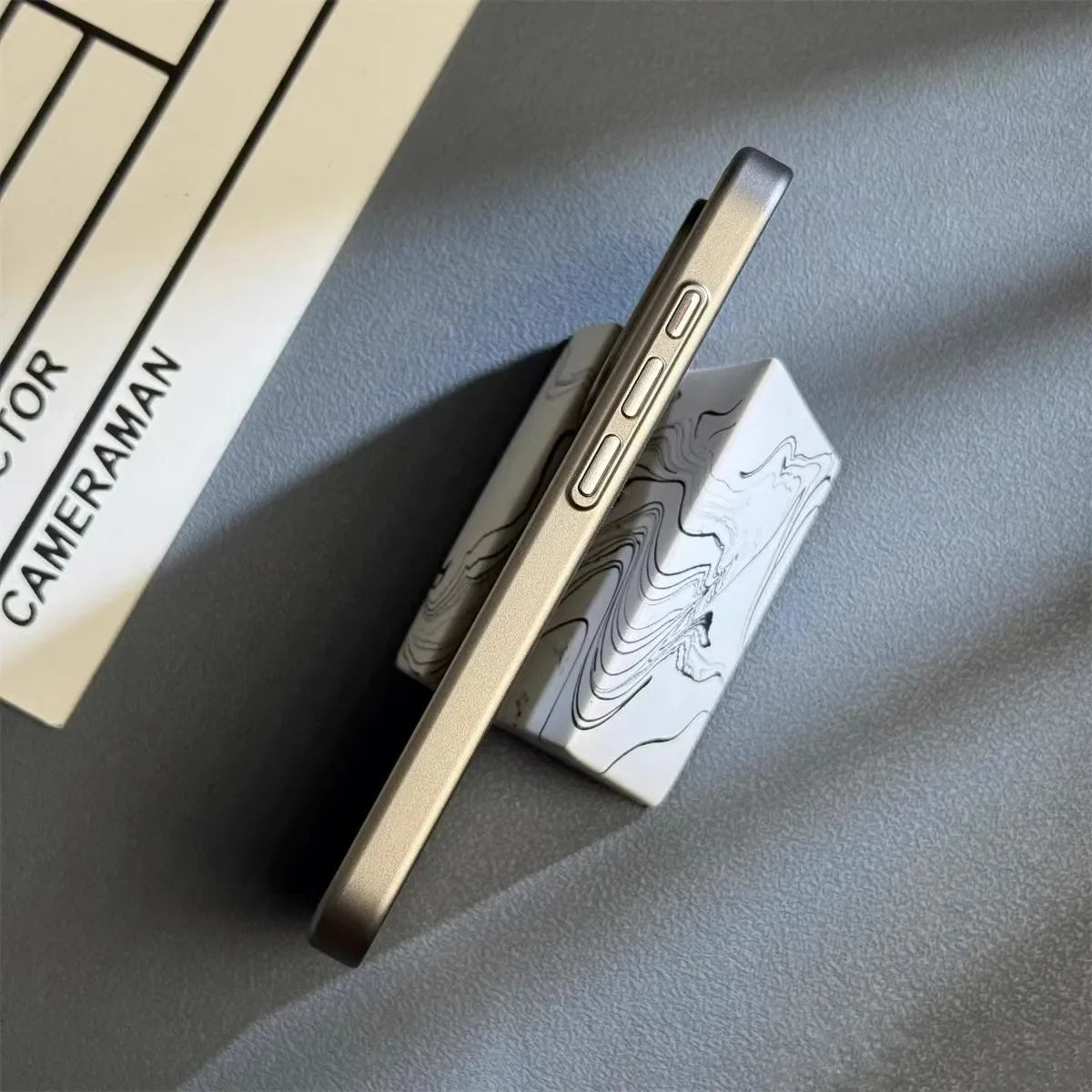 Ultradünne, stoßfeste iPhone-13–16-Pro-Max-Hülle mit Titanoptik