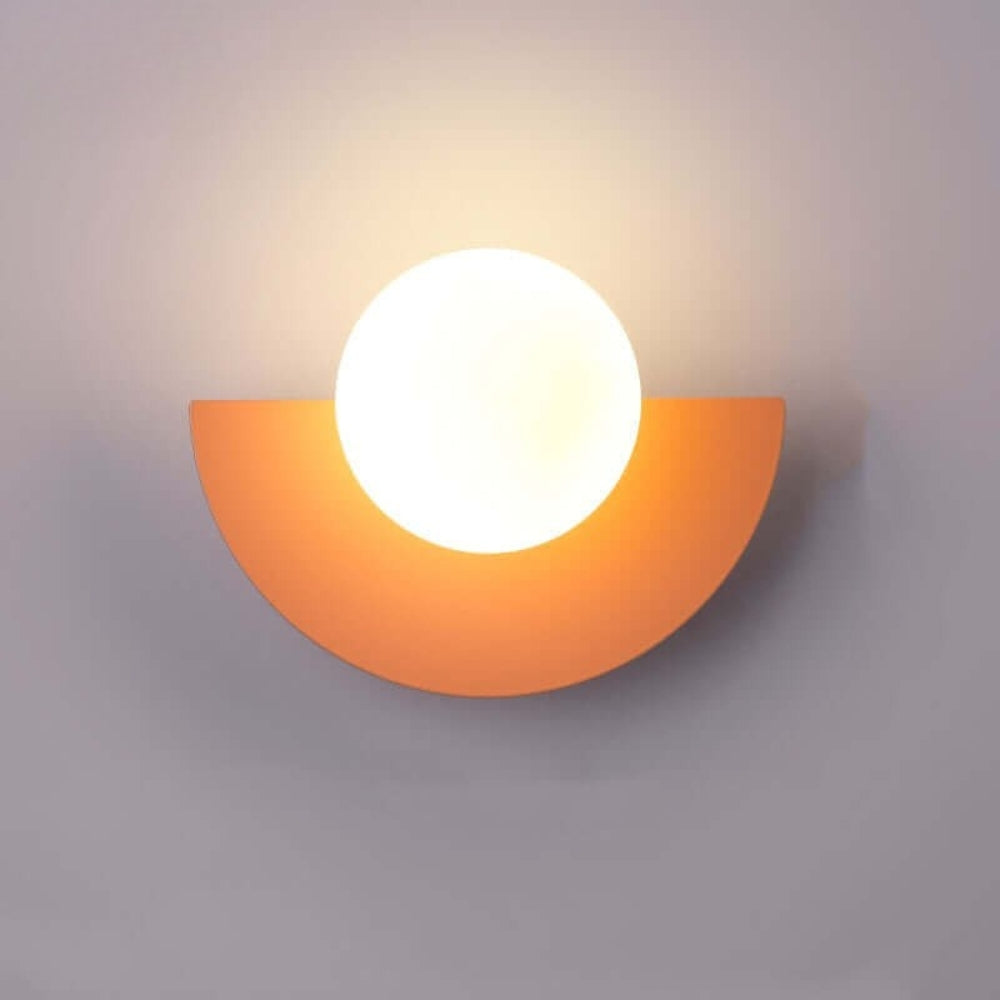 Scandinavische wandlamp — kleurrijke kap, zacht licht