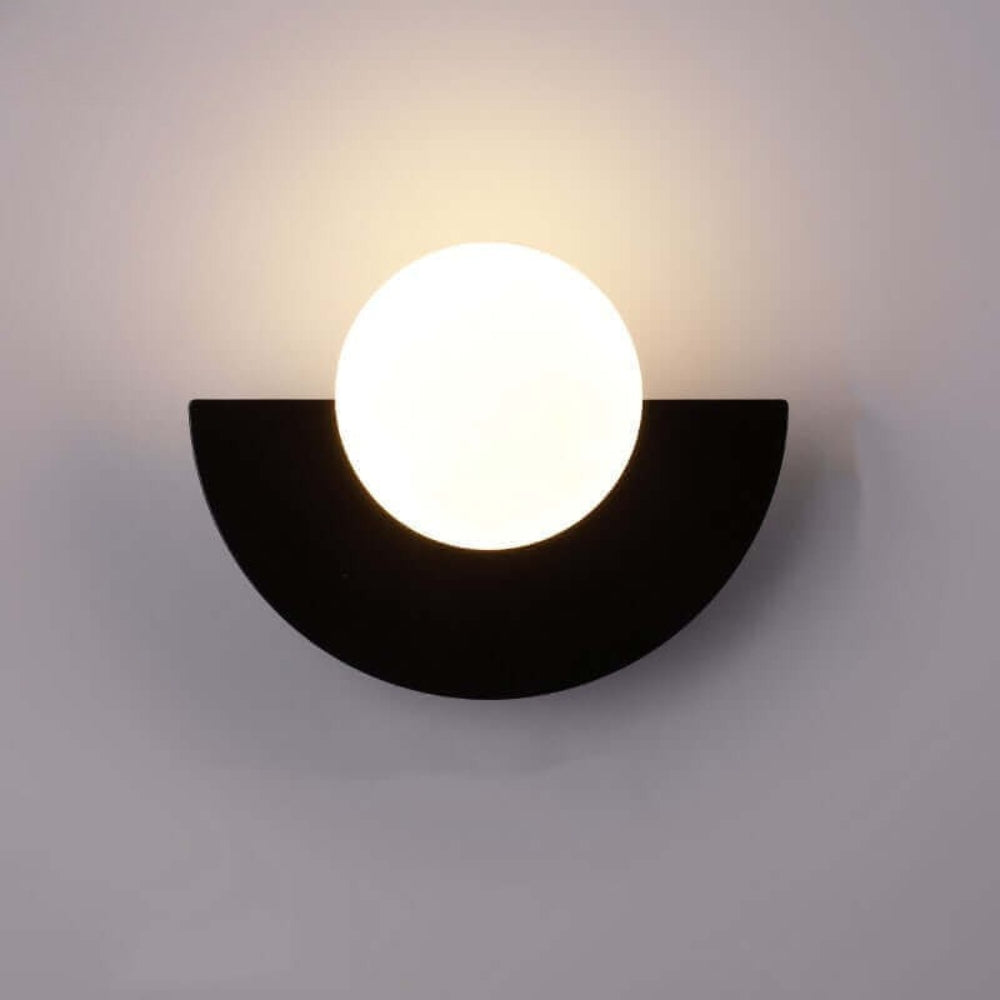 Scandinavische wandlamp — kleurrijke kap, zacht licht