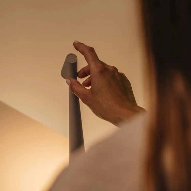 Lampă de masă LED cu intensitate reglabilă — Finisaj elegant, lumină caldă