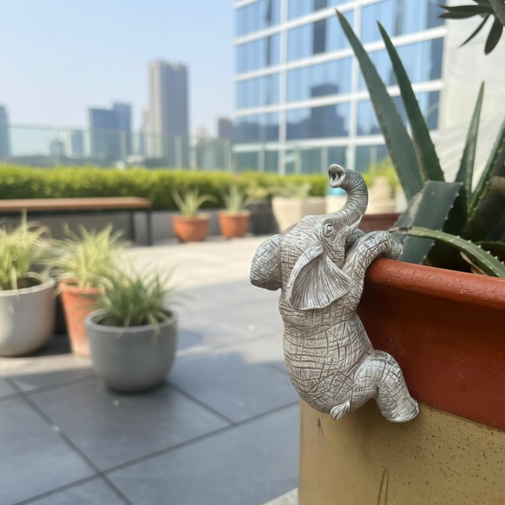 Verspielte Skulptur eines Elefanten in Kletterpose — Zur Wandmontage oder freistehenden Aufstellung