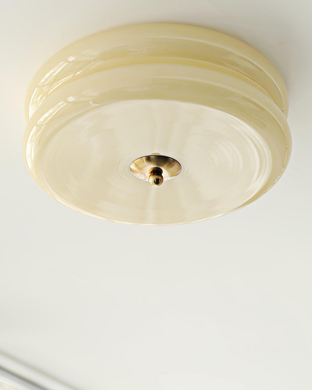 Lámpara de techo Art Déco — Beige, detalle cromado, luz cálida